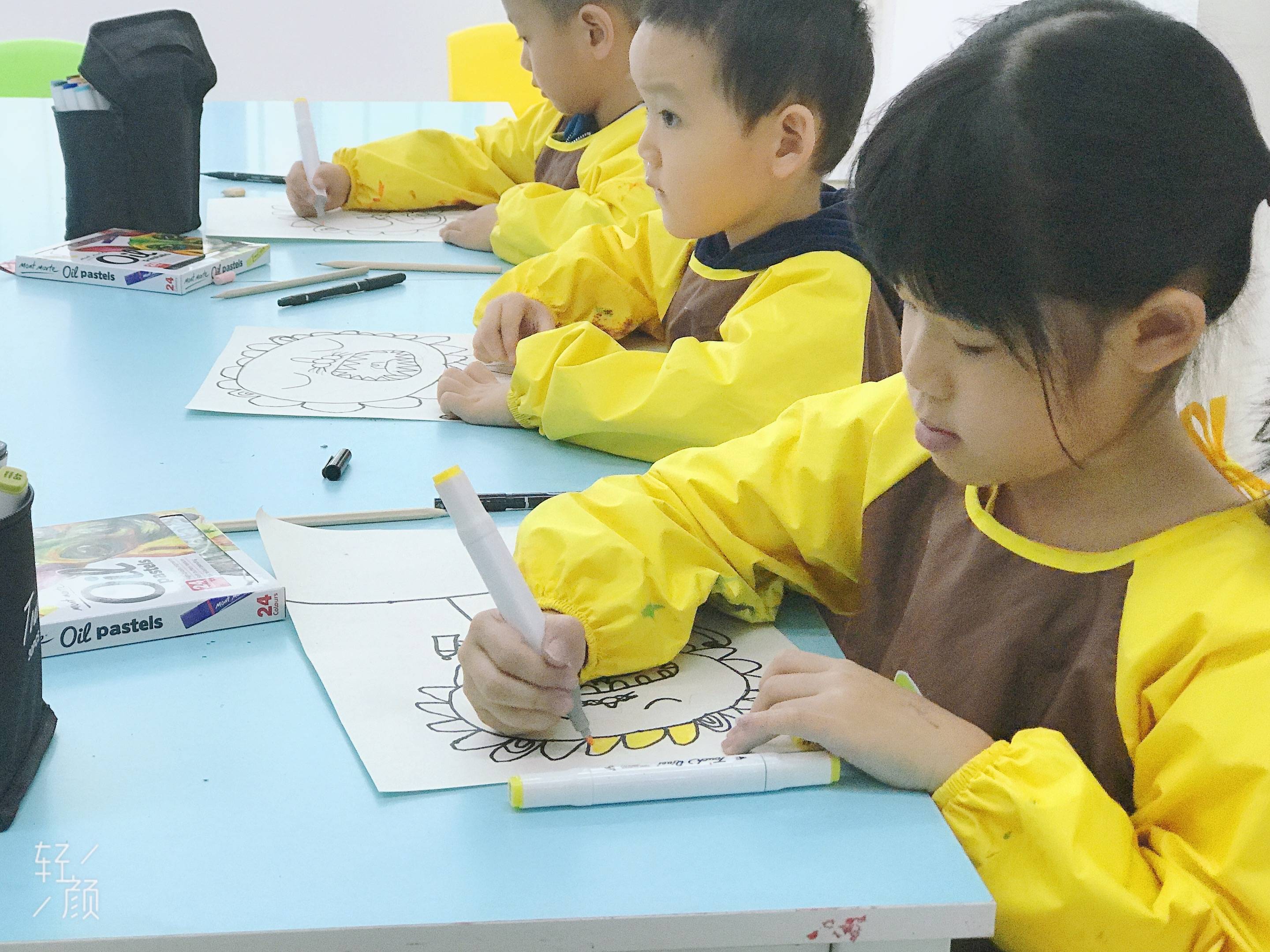 小朋友们正在绘画   新灵艺术