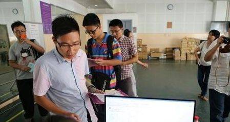 吴善柳|考上北大也放弃,他图的只是高额奖金吗?他参加10年高考