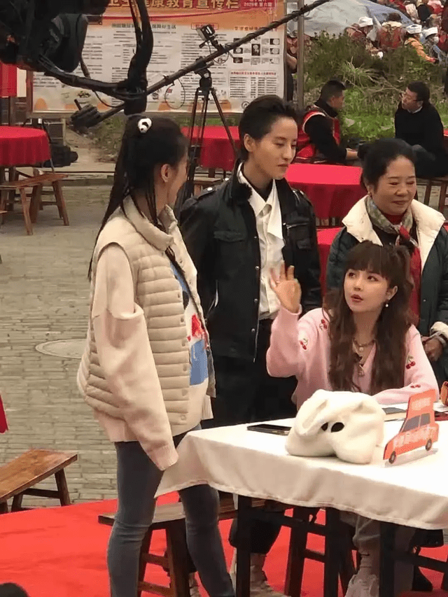 再怀孕?黄圣依节目现场路透衣服宽松孕肚明显