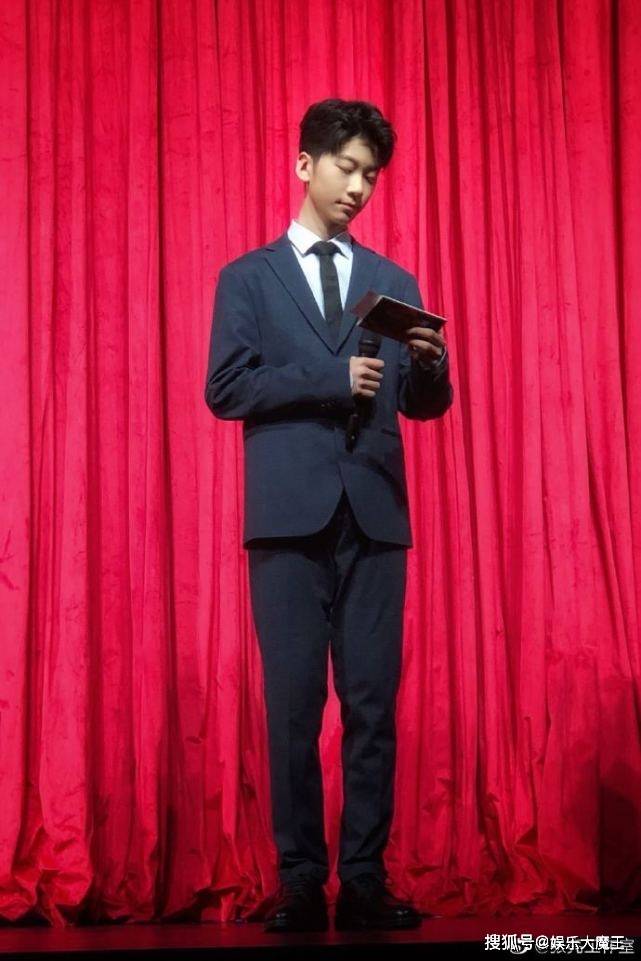 张亮儿子近照颜值海拔双高引赞叹，张亮不服晒