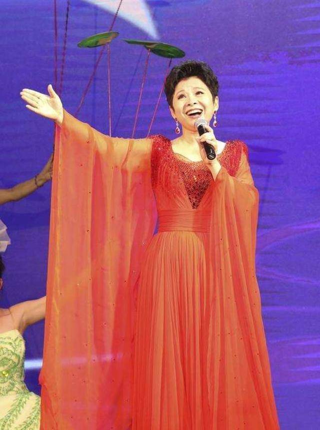 58岁董文华现身音乐会,脸部浮肿发福明显,穿豪华钻石裙地位高