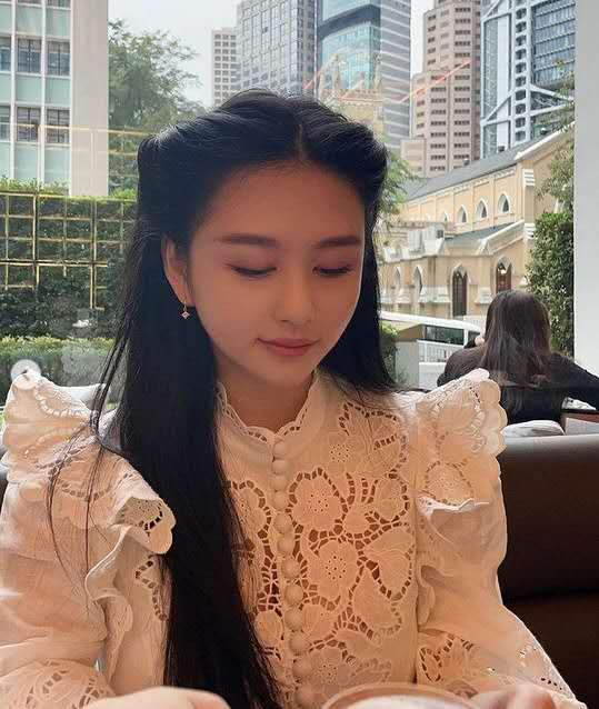邱淑贞女儿晒下午茶美照,淑女气质眉眼似妈妈