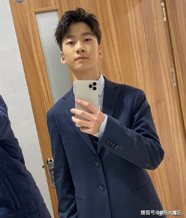 张亮儿子近照颜值海拔双高引赞叹，张亮不服晒