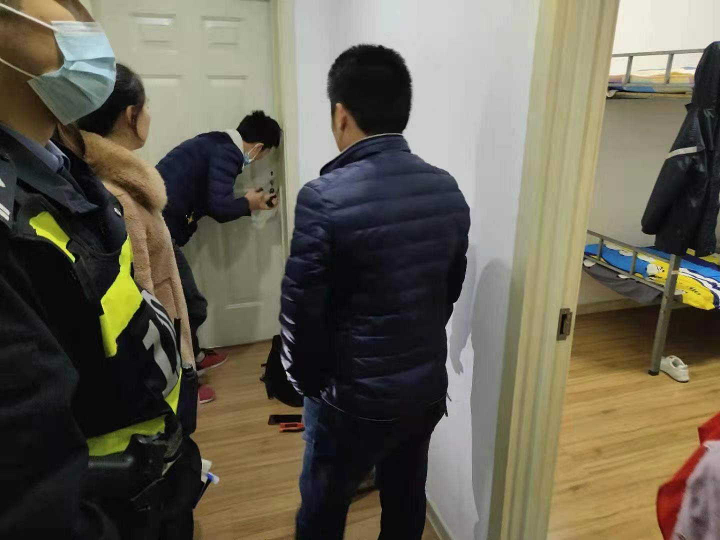 熊孩子反锁房门后打不开，民警及时赶到解救