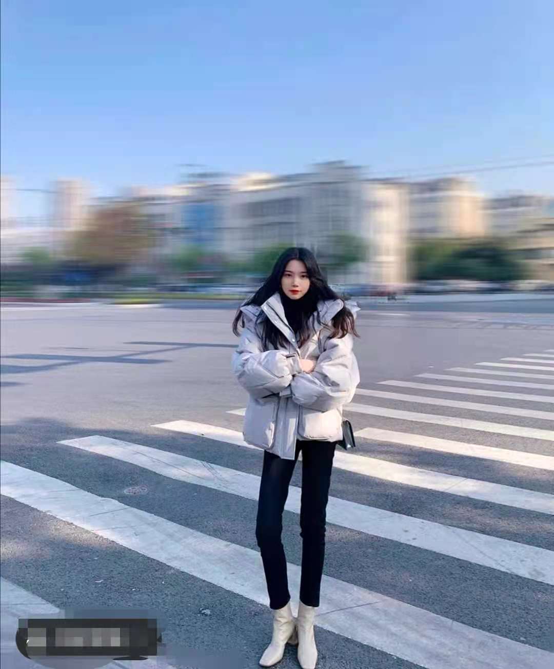 白色短款羽绒服怎么搭配好看