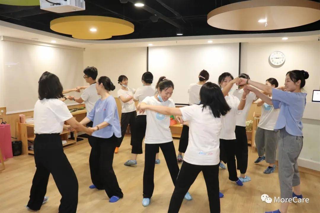 茂楷早教主管杨泽晨热烈欢迎齐聚济南的直营园早教老师