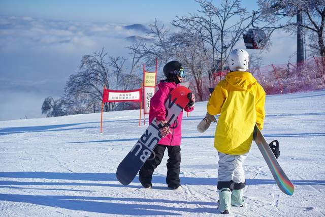 国内热门高颜值滑雪场，高级道落差605米，群山雾凇尽收眼底