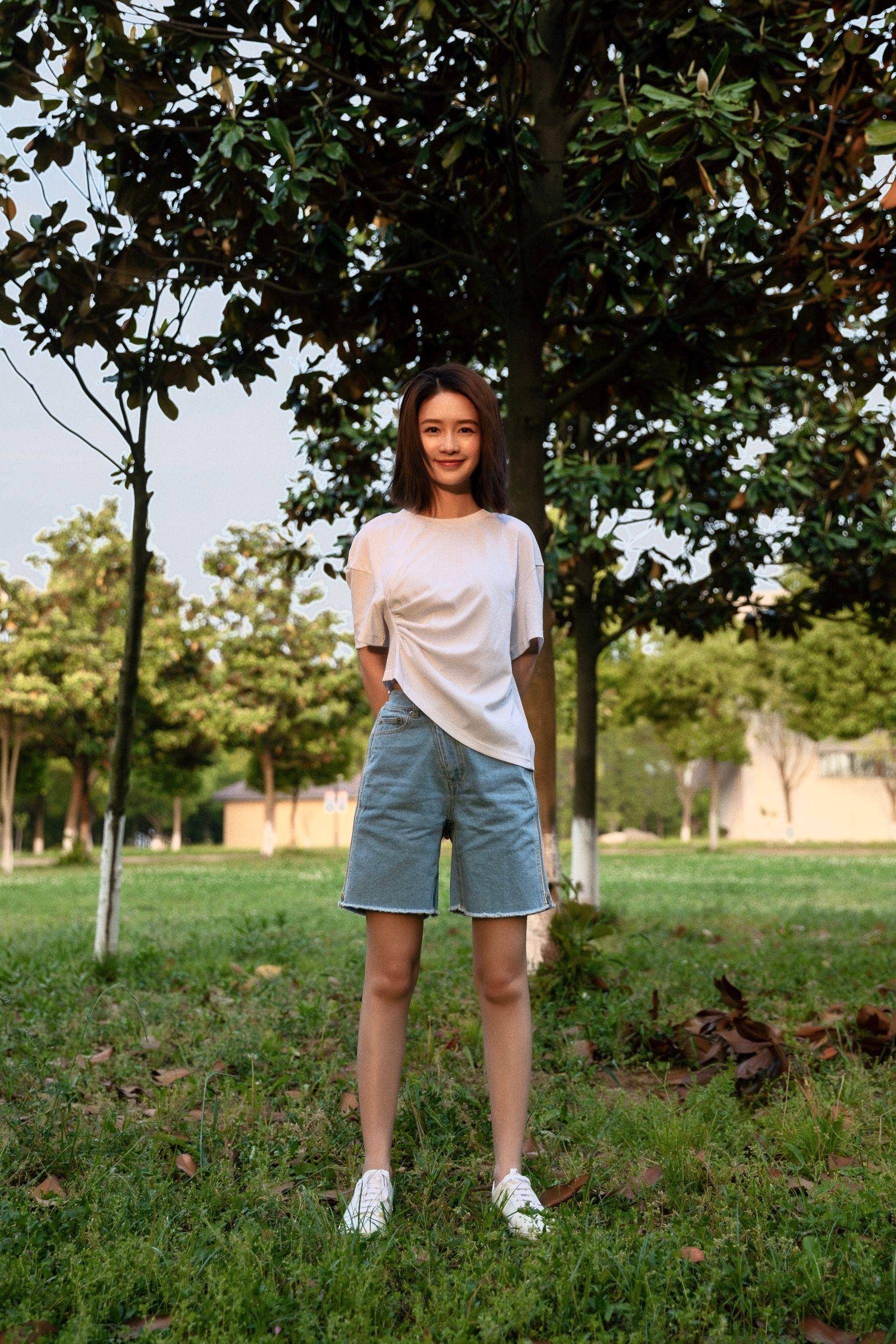 李沁超长秀发拍大片复古妆容造型洒脱举手投足散发从容美态