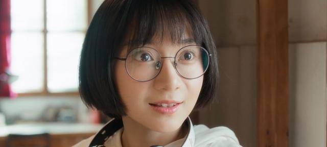 彭昱畅沐浴之王秀腹肌，旁边少女看呆了，网友