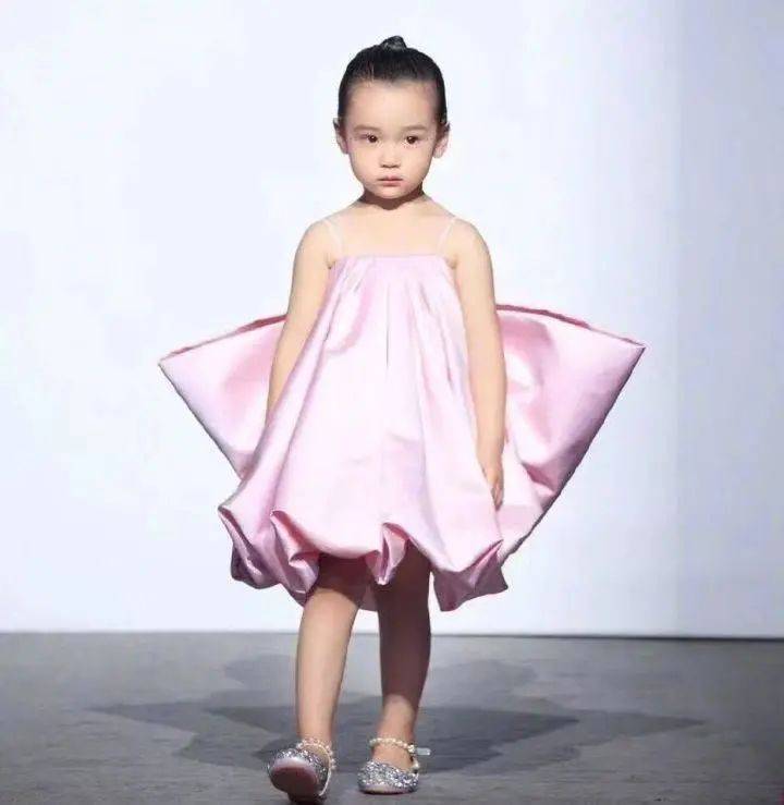 高云翔4岁女儿也开始代言？扎丸子头模特范十足