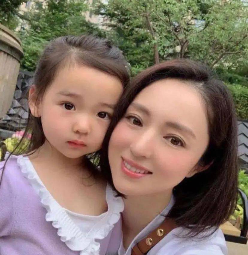 高云翔4岁女儿也开始代言？扎丸子头模特范十足