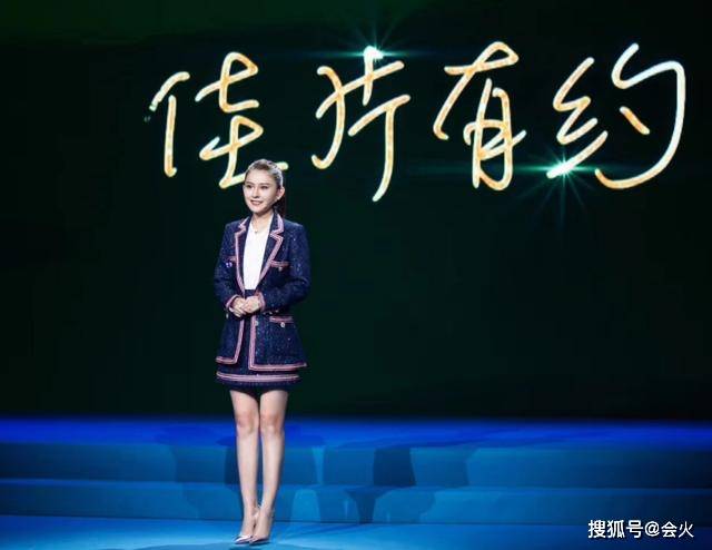 34岁热依扎承认隐婚生子,大方公开女儿侧脸照
