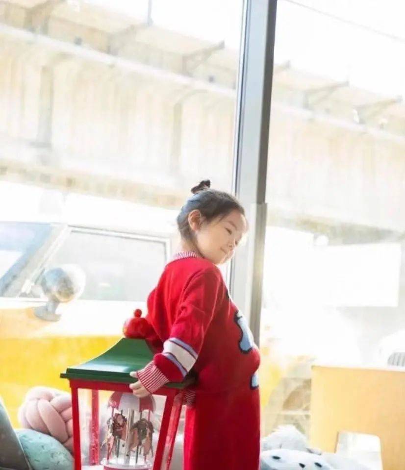 高云翔4岁女儿也开始代言？扎丸子头模特范十足
