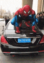 搞笑GIF段子：听说现在流行在车上放一个蜘蛛侠…_公司