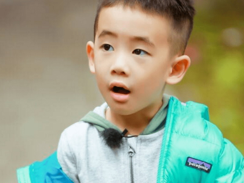 陈小春儿子变帅了，杜江儿子也变帅了，看到她的儿子：人生赢家！