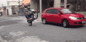 搞笑gif段子:妹纸以后别坐他的车了,太危险了