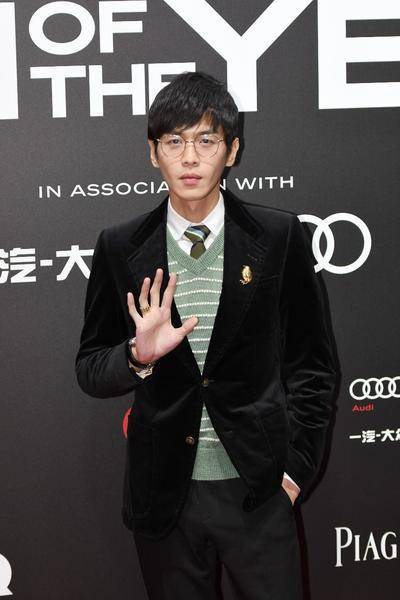 gq年度人物盛典 张若昀戴眼镜亮相斯文儒雅