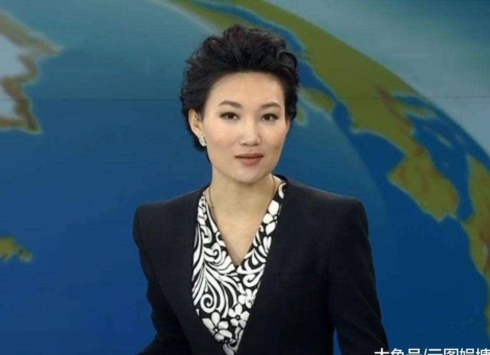 42岁李梓萌活动照曝光,摘下假发气质佳,略带婴儿肥,身形似少女