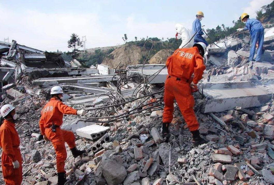 原创08年地震救灾时,那位让总理让路的士兵,后来怎样了?