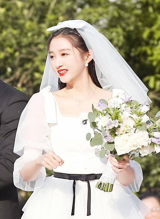 流量小花穿婚纱:杨紫高贵,虞书欣甜美,程潇一眼万年!