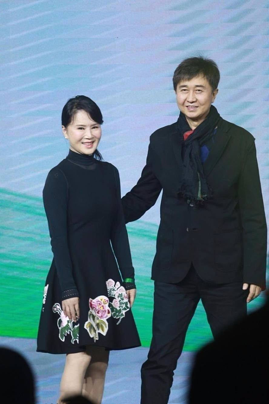 原创唱知心爱人的任静老了仍在拼命捞金50多岁还穿短裙露膝盖