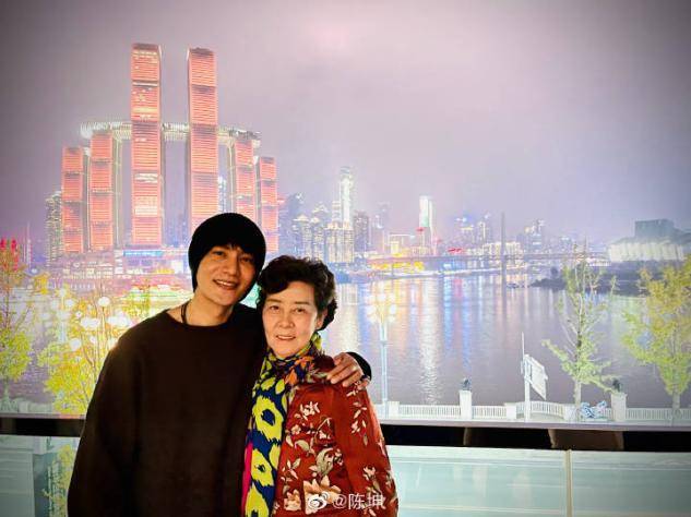 44岁陈坤晒全家福，家人颜值比他还高！独缺儿子
