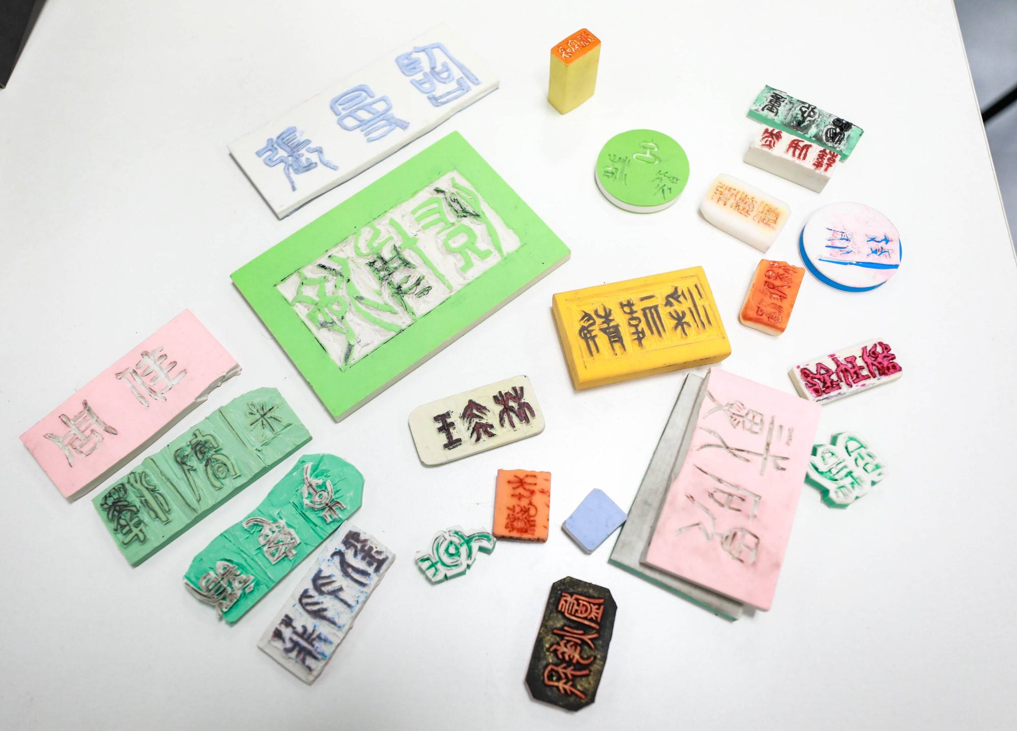 海淀凯文学子完成橡皮章篆刻,雕刻自己的小篆体名字