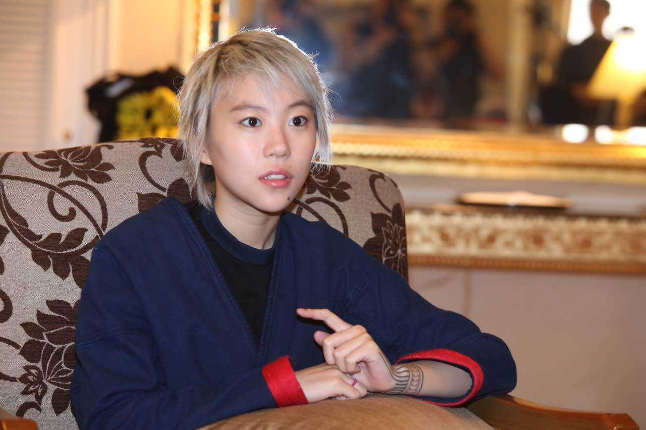 王菲女儿窦靖两鬓剃光完全就像男孩子，网友：