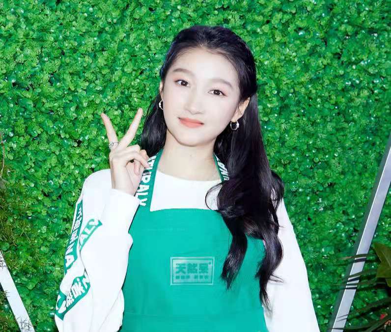 23岁的关晓彤也开展了自己副业,在成都开奶茶店