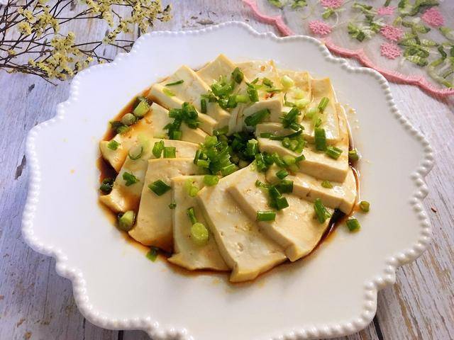 原创一清二白的小葱拌豆腐,简单省事,鲜嫩爽口,上桌都抢着吃