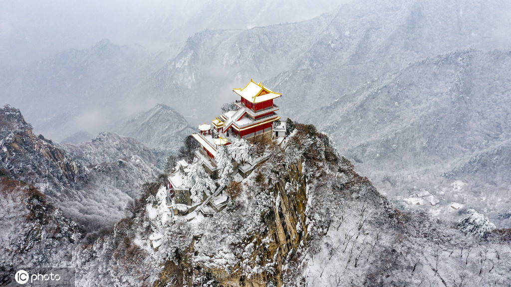 雪后终南山雪景,银装素裹雾气缭绕似仙境