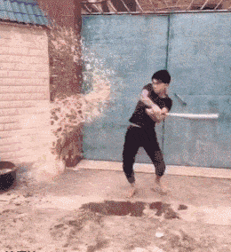 搞笑gif段子:聪明的宝宝,这样真的可以搬动了吗