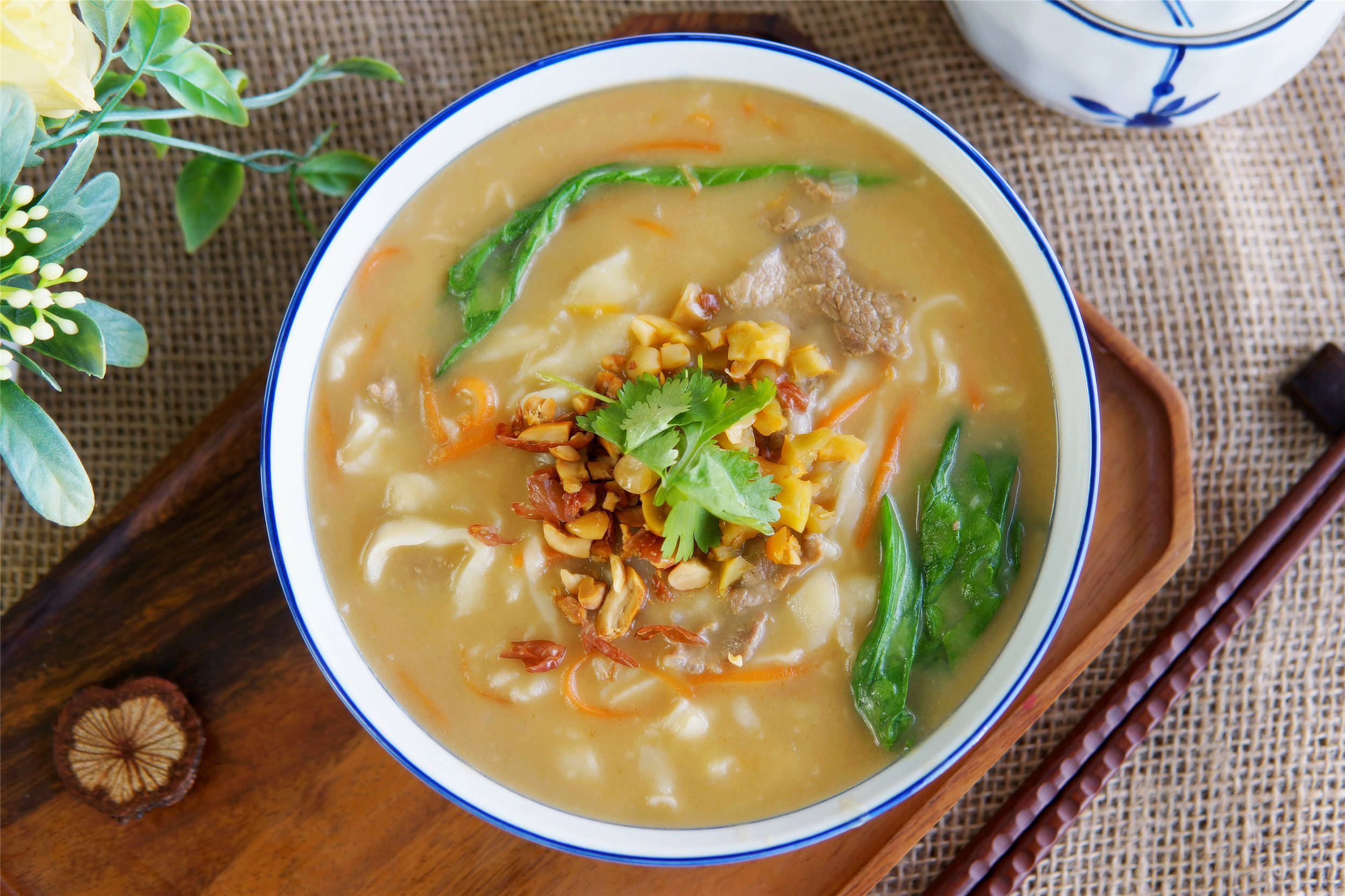 羊肉糊汤面是河南地区的一道传统面食,也是冬日里最佳的"驱寒面"