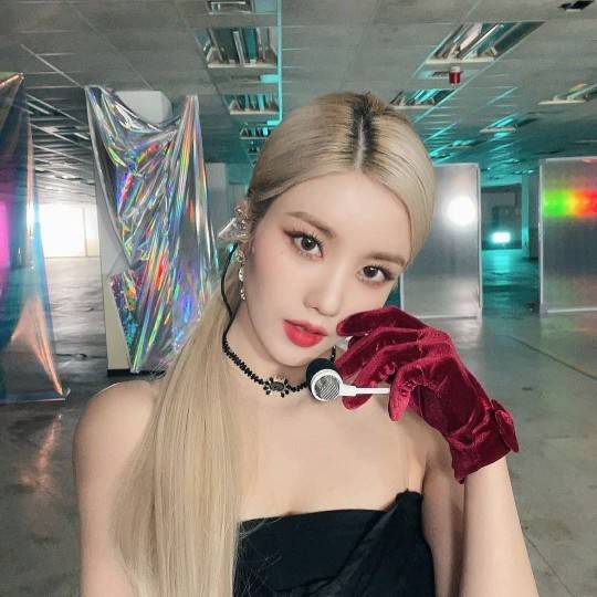 韩国女团izone成员权恩妃sns发照秀美貌