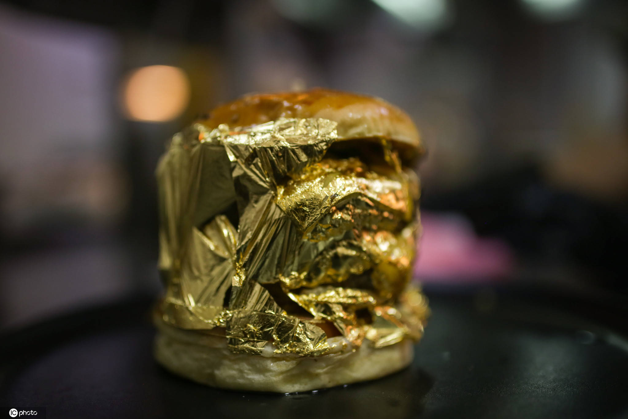 该汉堡包裹上可食用的24k黄金,金光闪.