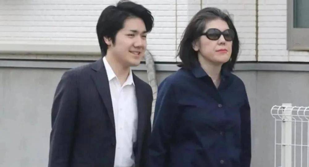 她的未婚夫小室圭和准婆婆小室佳代,这对老赖母子欠下的28万人民币