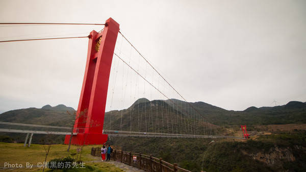全球最长的玻璃桥，520米创吉尼斯世界纪录，2辆汽车都驶过