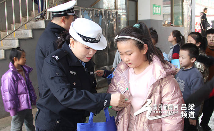 柳林交警进校园 交通安全记心中