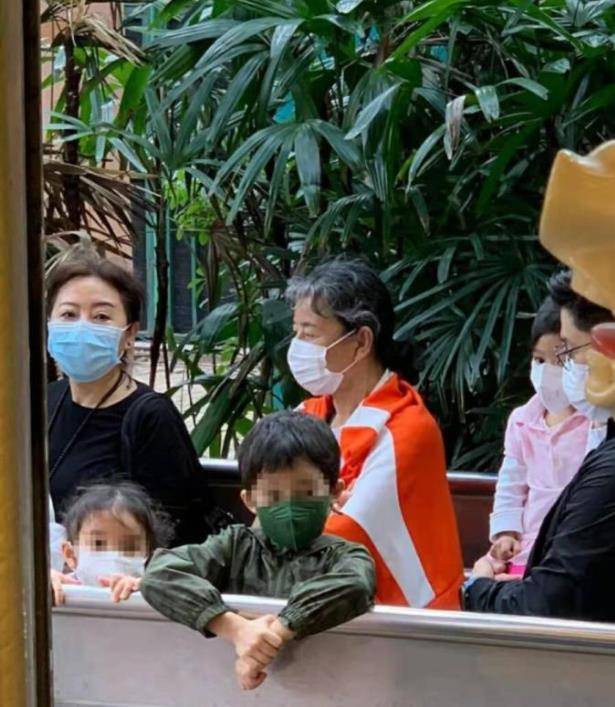 霍启刚一家五口出街，霍启刚一家六口