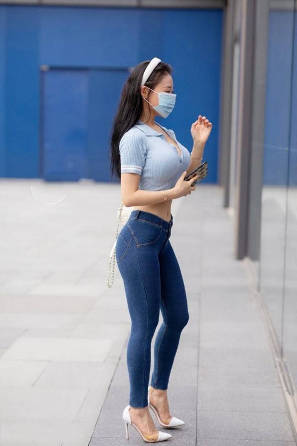 路人街拍,v领设计轻松秀出柔美的颈部,美得令人眼前为