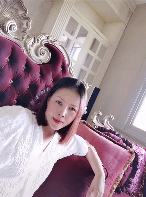 田震晒自拍照,在家还打扮的像贵妇