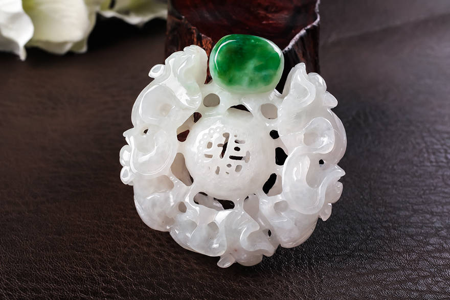 翡翠最常见的镂空雕刻工艺你了解吗？_搜狐网
