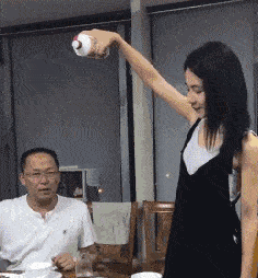 gif搞笑段子:一阵短暂的寂静之后,当场就吓哭了两个 倒立技巧很娴熟