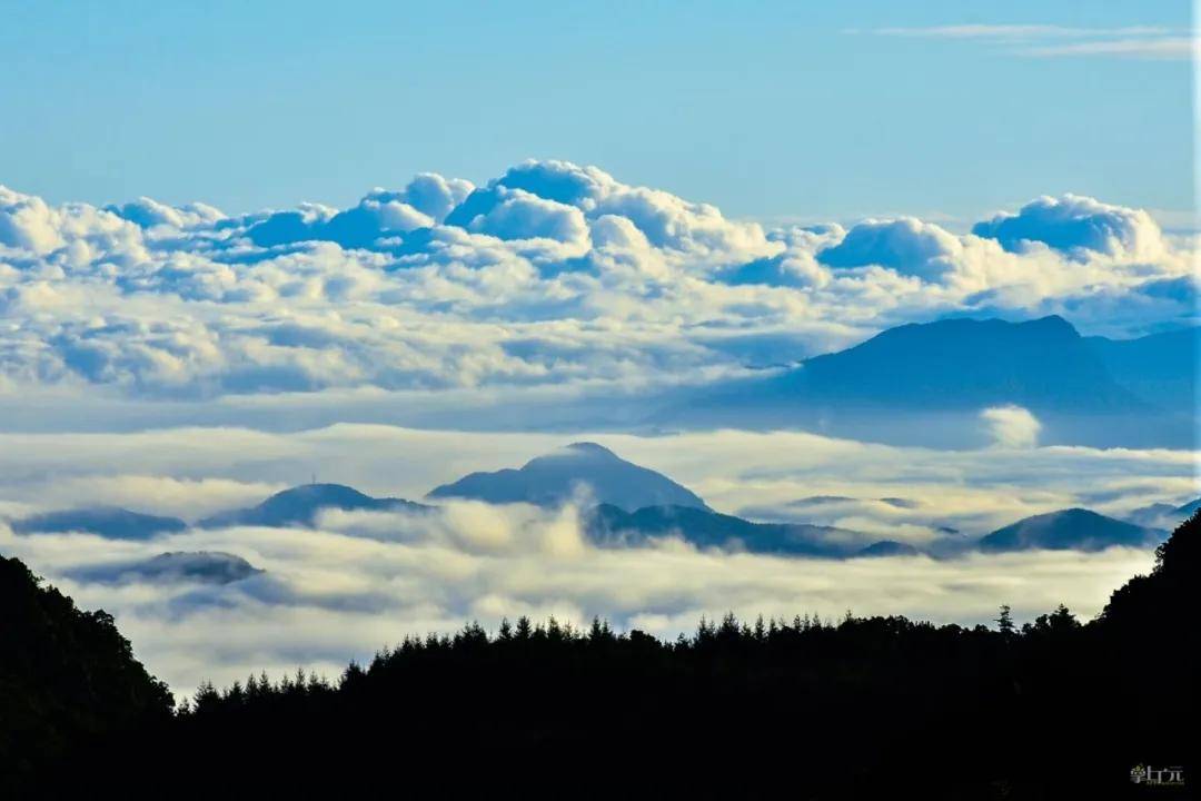 壮观的云海映入眼帘 漫天的云霞 令大山的风采更加夺目.