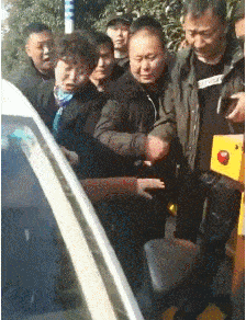 干活中轮子卡石头里,今天算是白干了