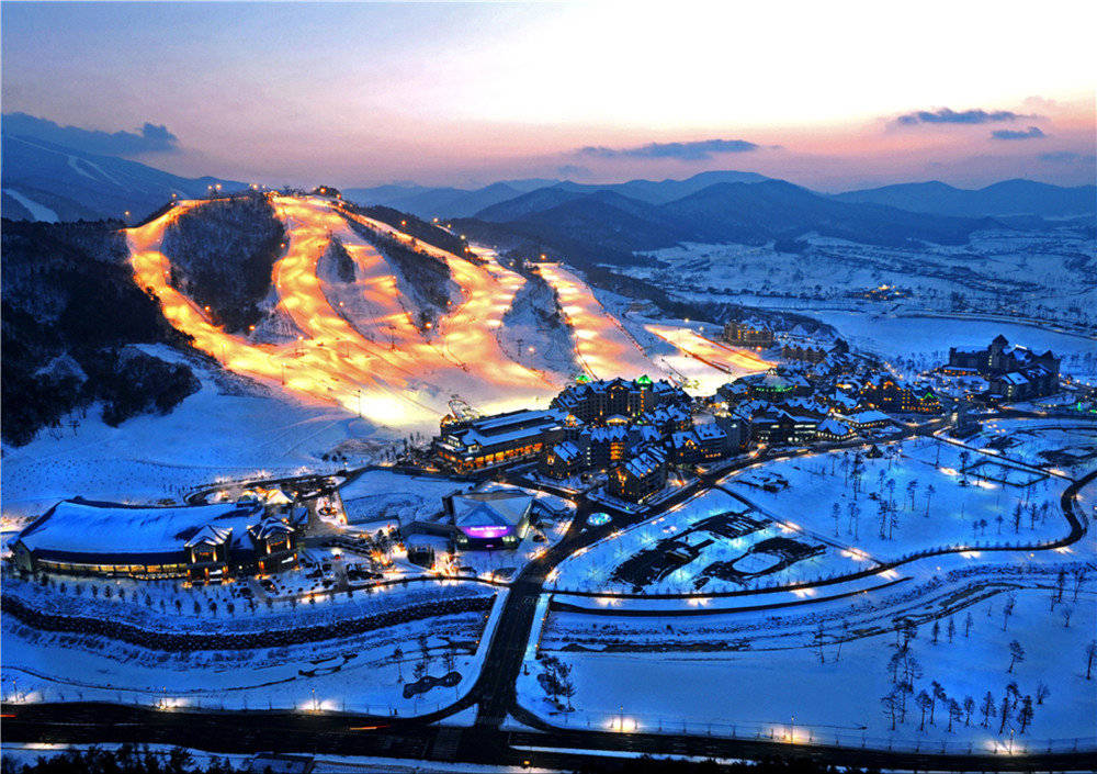 线路:七山滑雪场——华中小镇——白石山景区 线路亮点:"滑雪 温泉