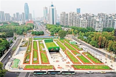 梨园广场综合体是由武汉地铁集团建设的商业综合体,集生态旅游,商业