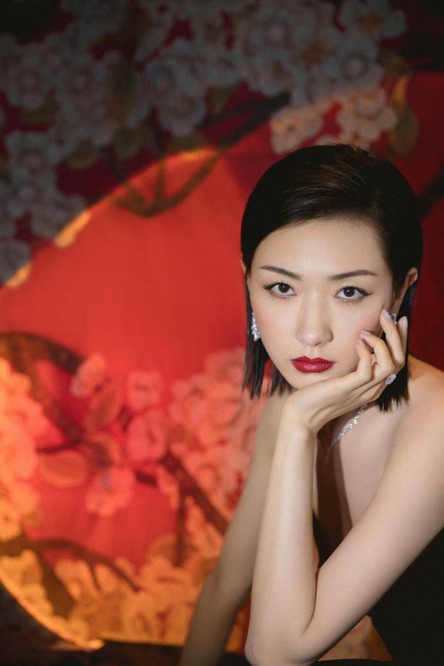 原创万茜穿深v礼服走红毯,裙子开叉到大腿根,美得自信又大气