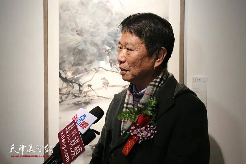 魏云飞在画展现场接受媒体采访周午生在画展现场接受媒体采访王振德在