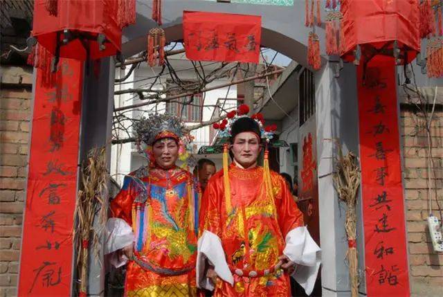 结婚当天,公婆会被亲朋好友们用黑炭,油彩画个大花脸,然后戴上"高帽"